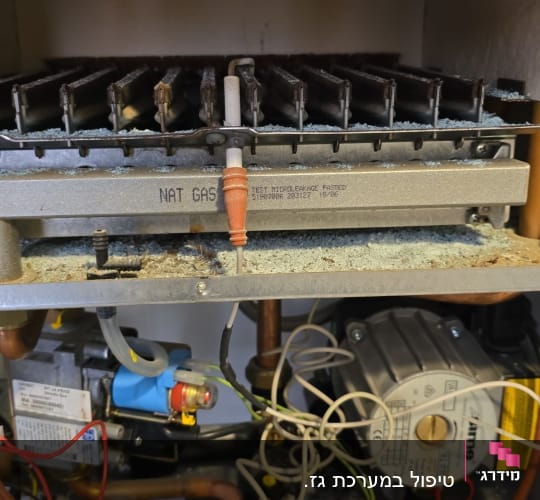 מערכת גז טבעי עם חיבורים וצינורות